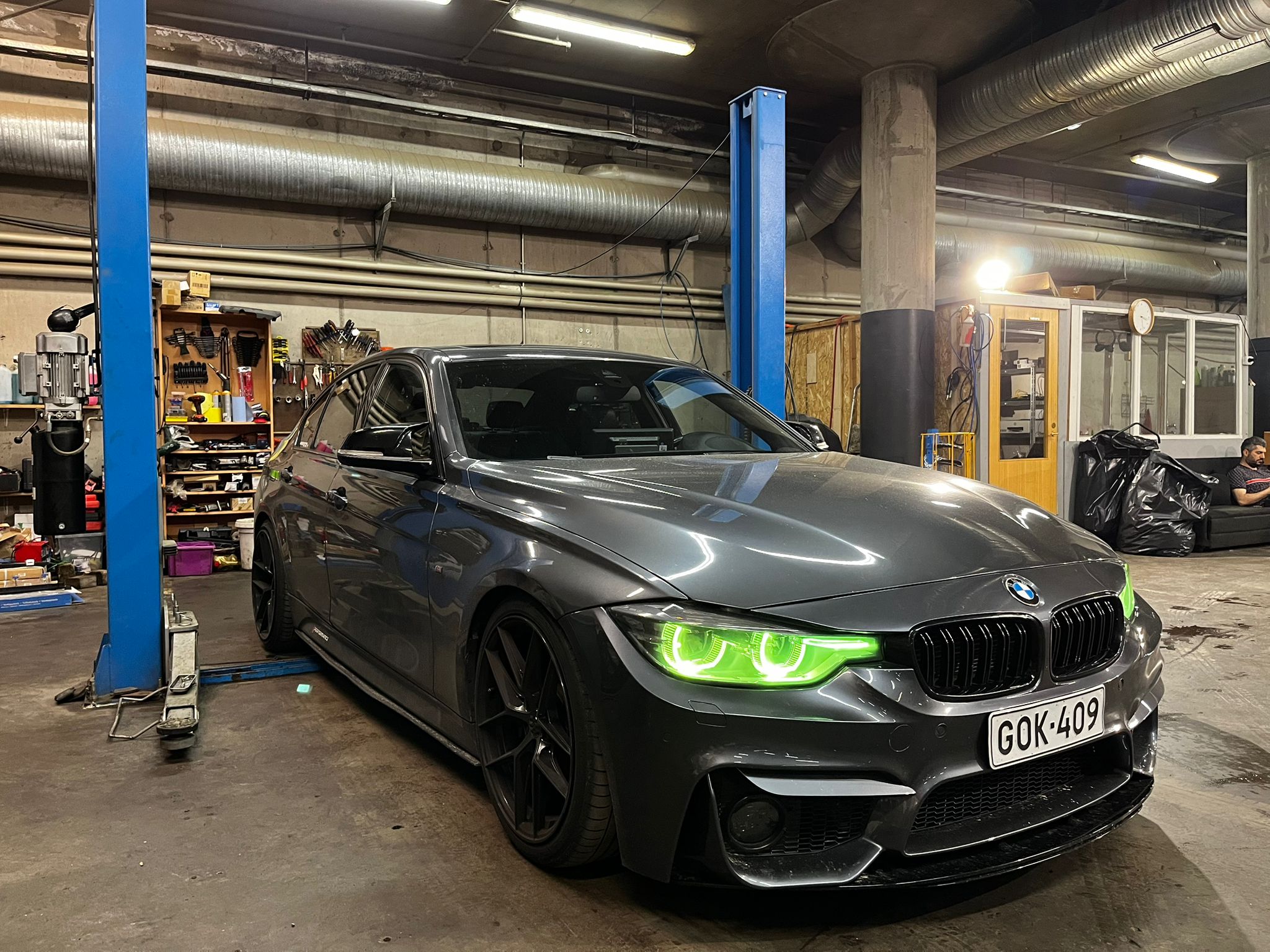 Auto huollossa Super Servicen hallissa Rovaniemellä